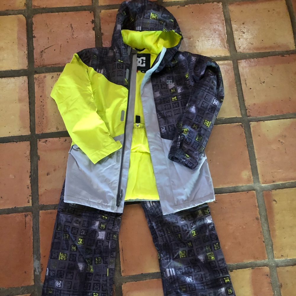 DC Shoes Snow-ski/Snowboard two piece suit.